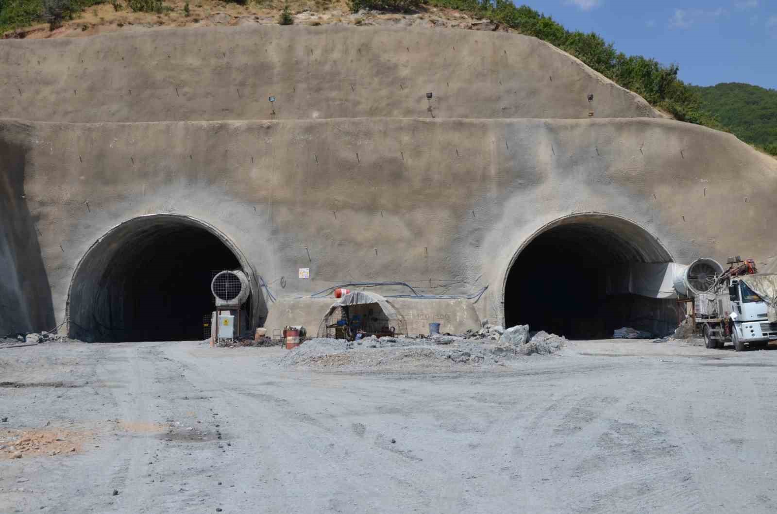 Kaymakam Demir, Tatvan Çevre Yolu T-2 Tüneli çalışmalarını inceledi
