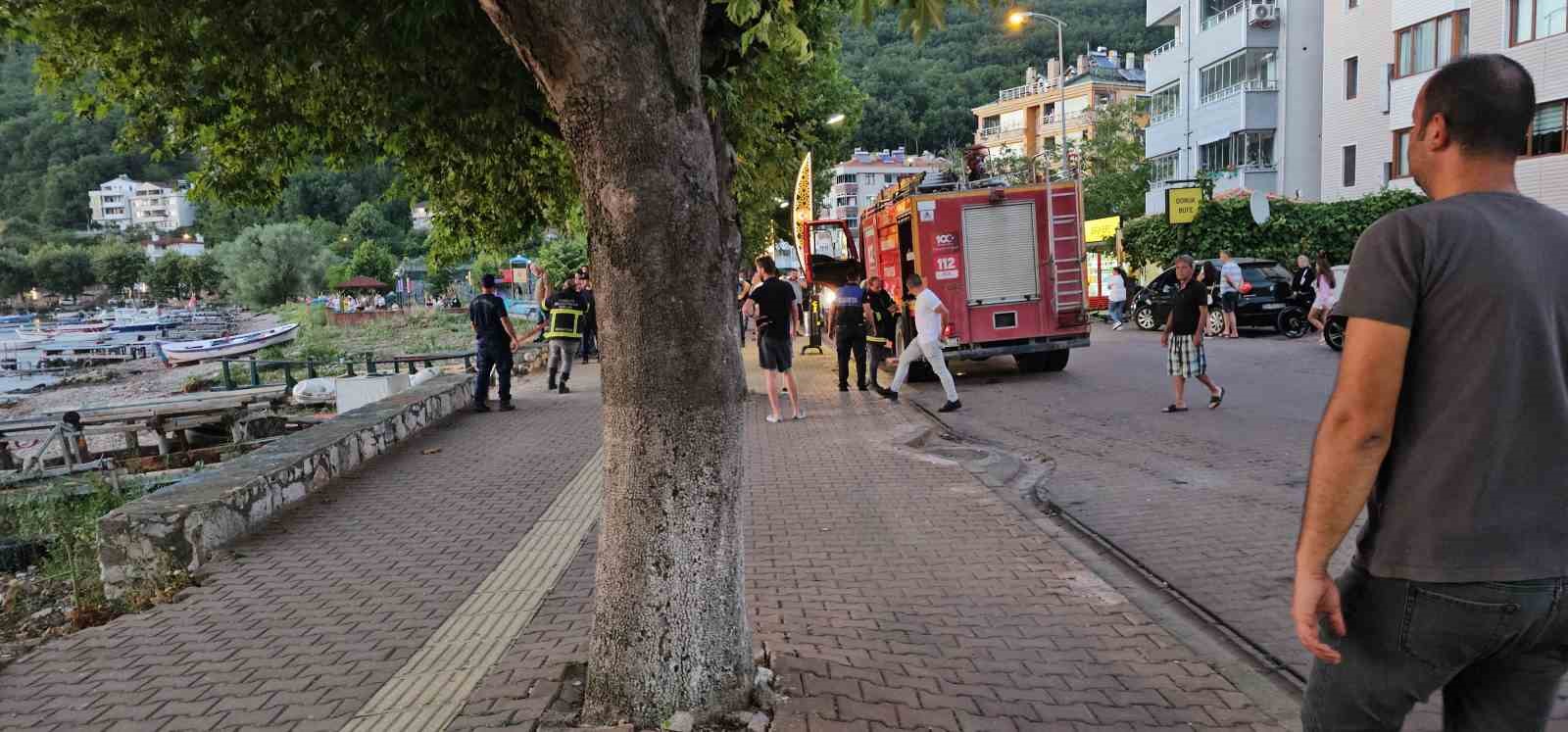 Aynı anda hem otobüsleri hem de tekneleri yandı
