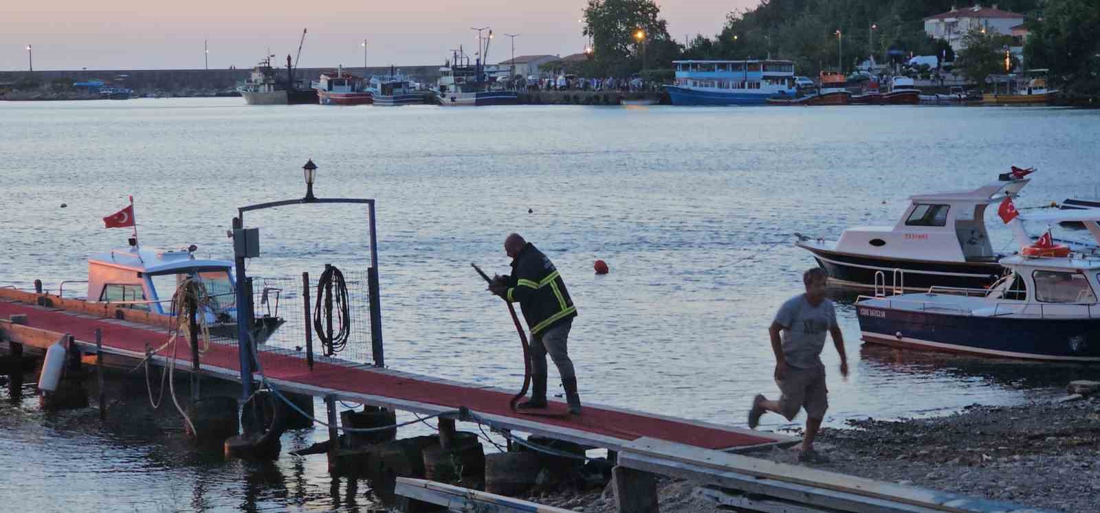 Aynı anda hem otobüsleri hem de tekneleri yandı
