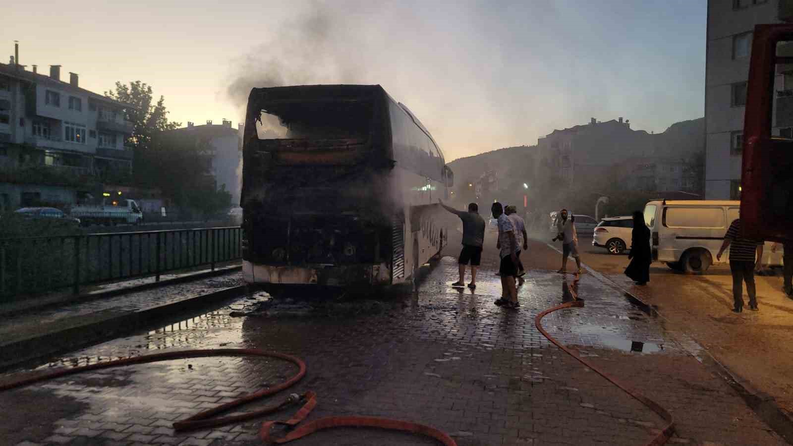 Aynı anda hem otobüsleri hem de tekneleri yandı
