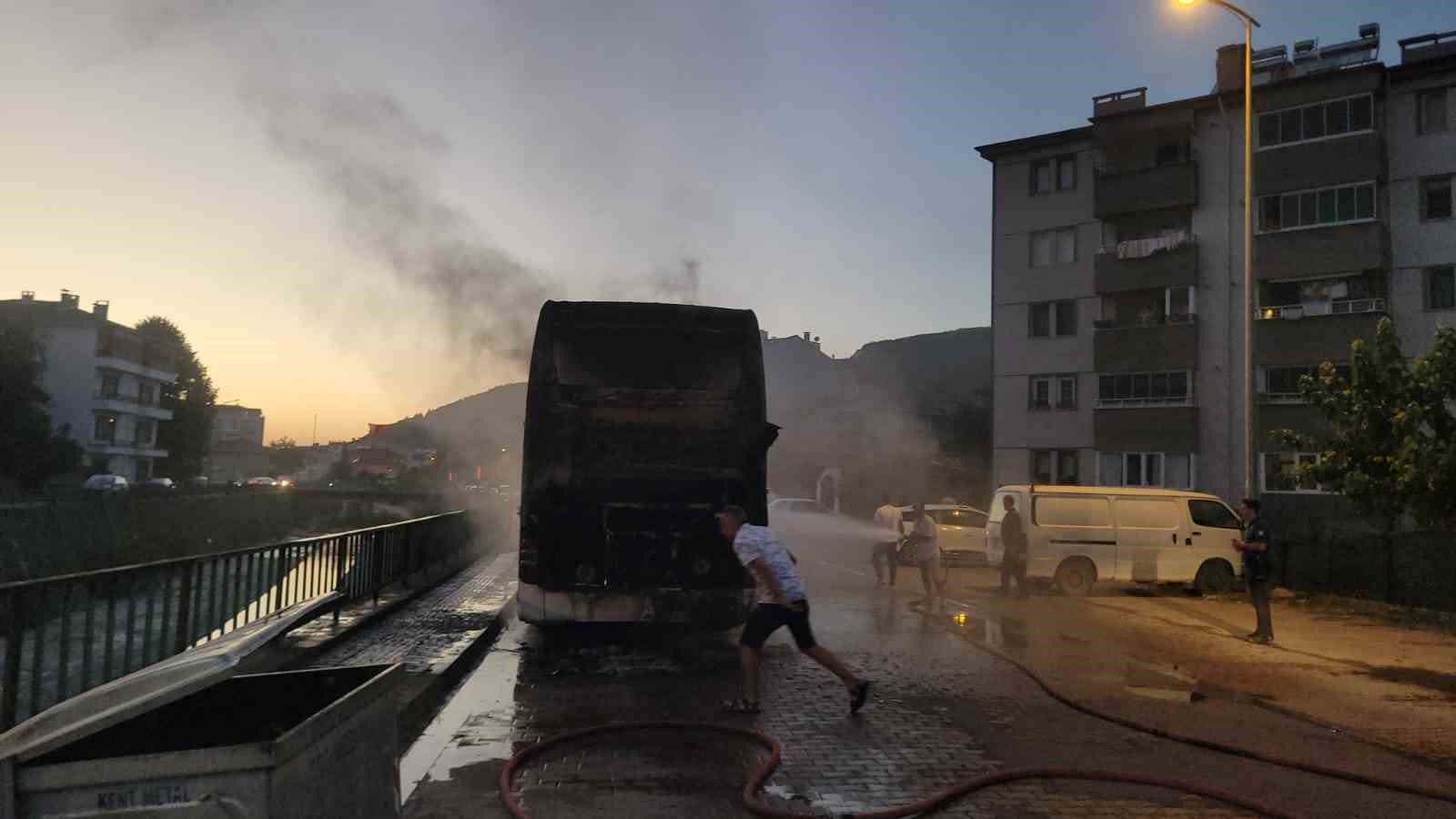 Aynı anda hem otobüsleri hem de tekneleri yandı
