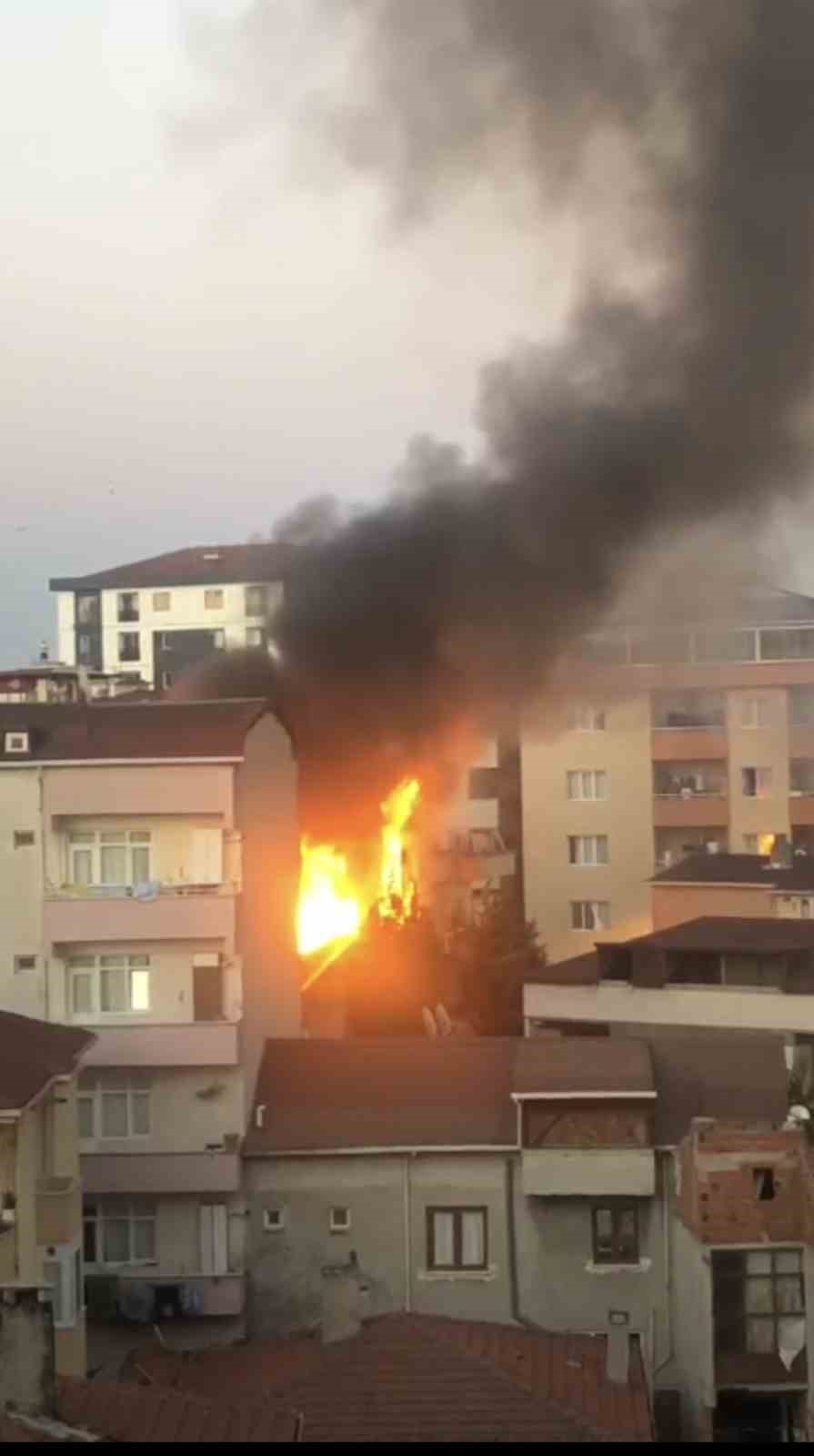 Pendik’te 3 katlı binanın çatısında yangın
