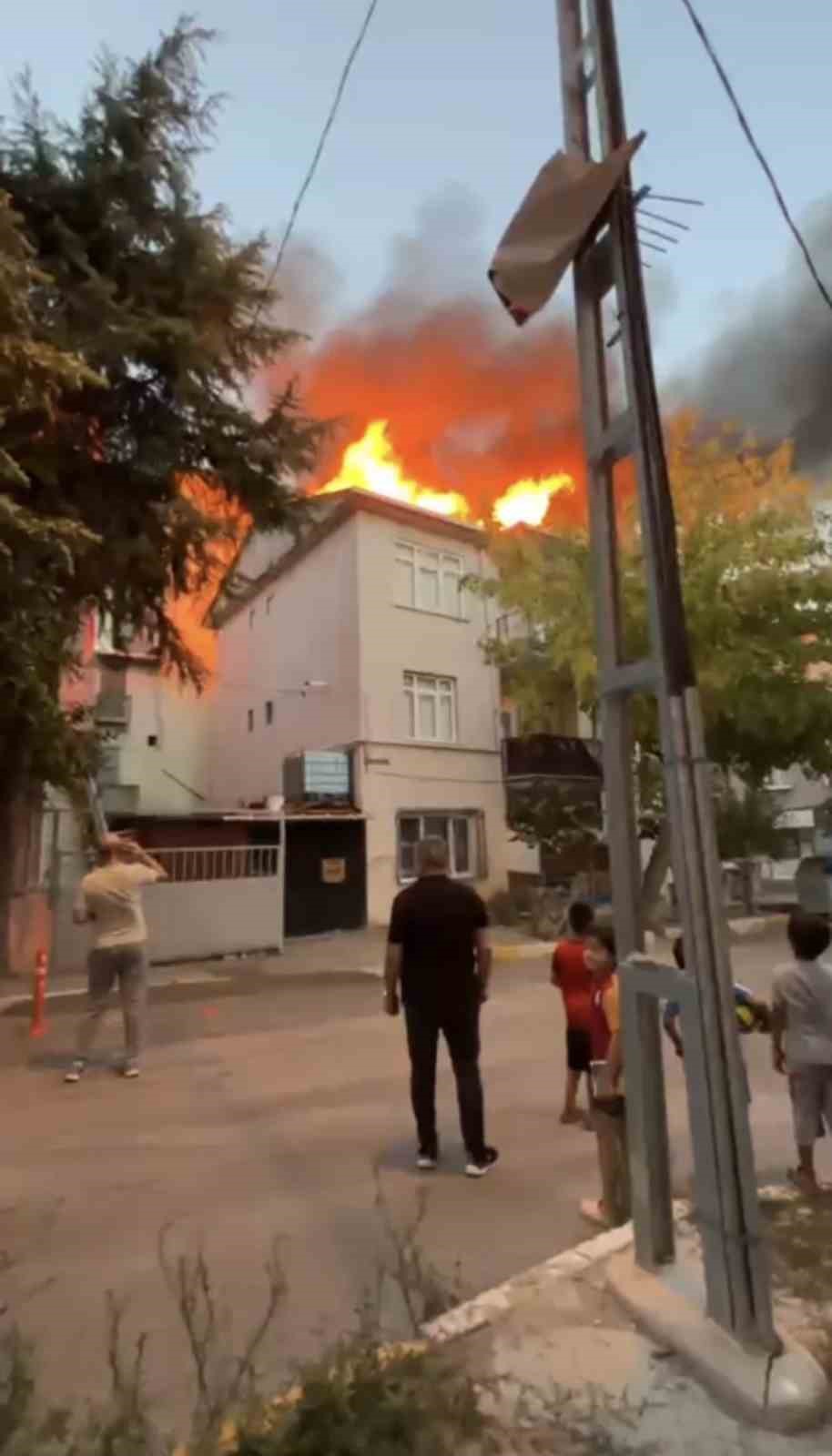 Pendik’te 3 katlı binanın çatısında yangın
