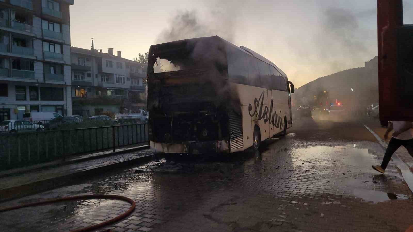 Aile arasındaki alacak kavgası pahalıya patladı: Tekne ve otobüsü kundakladı
