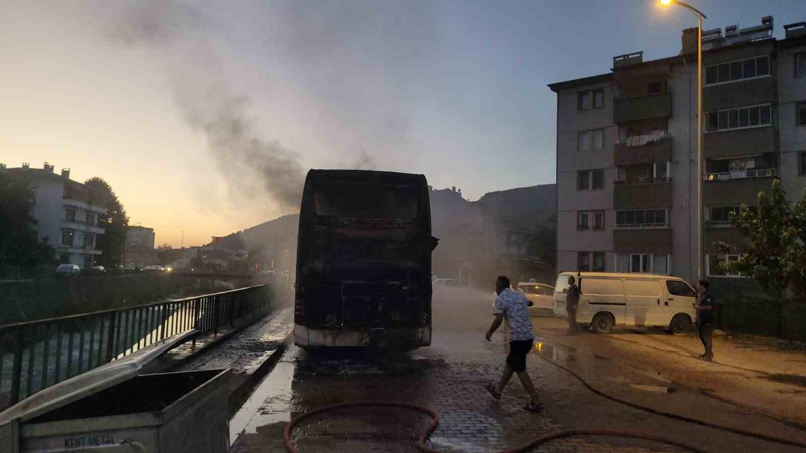 Aile arasındaki alacak kavgası pahalıya patladı: Tekne ve otobüsü kundakladı
