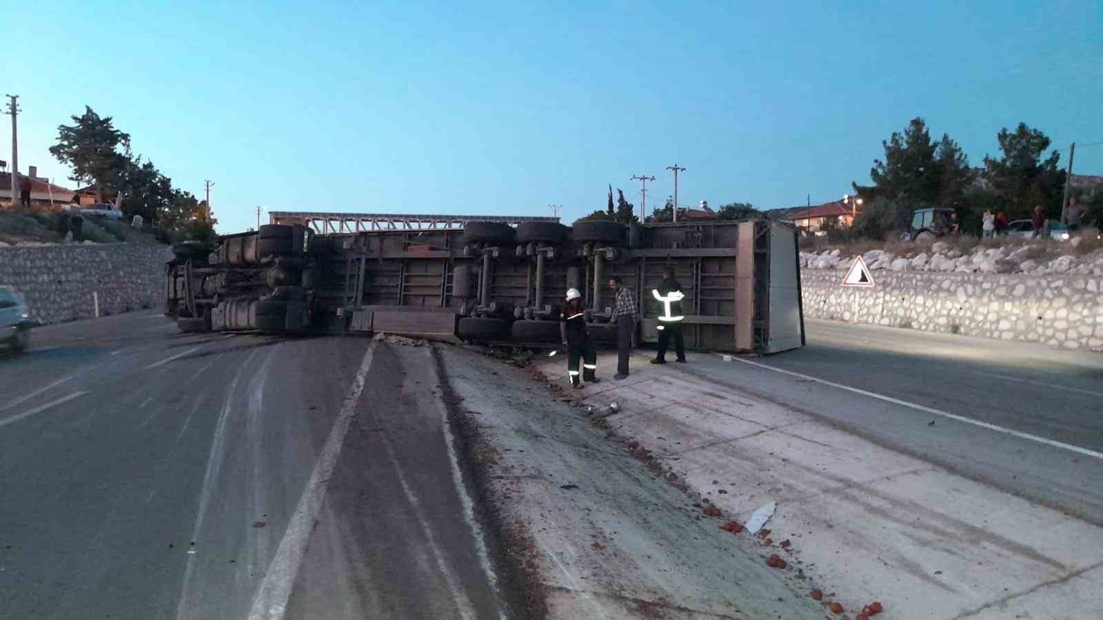 Burdur’da seyir halindeyken lastiği patlayan tır yan yattı: 1 yaralı
