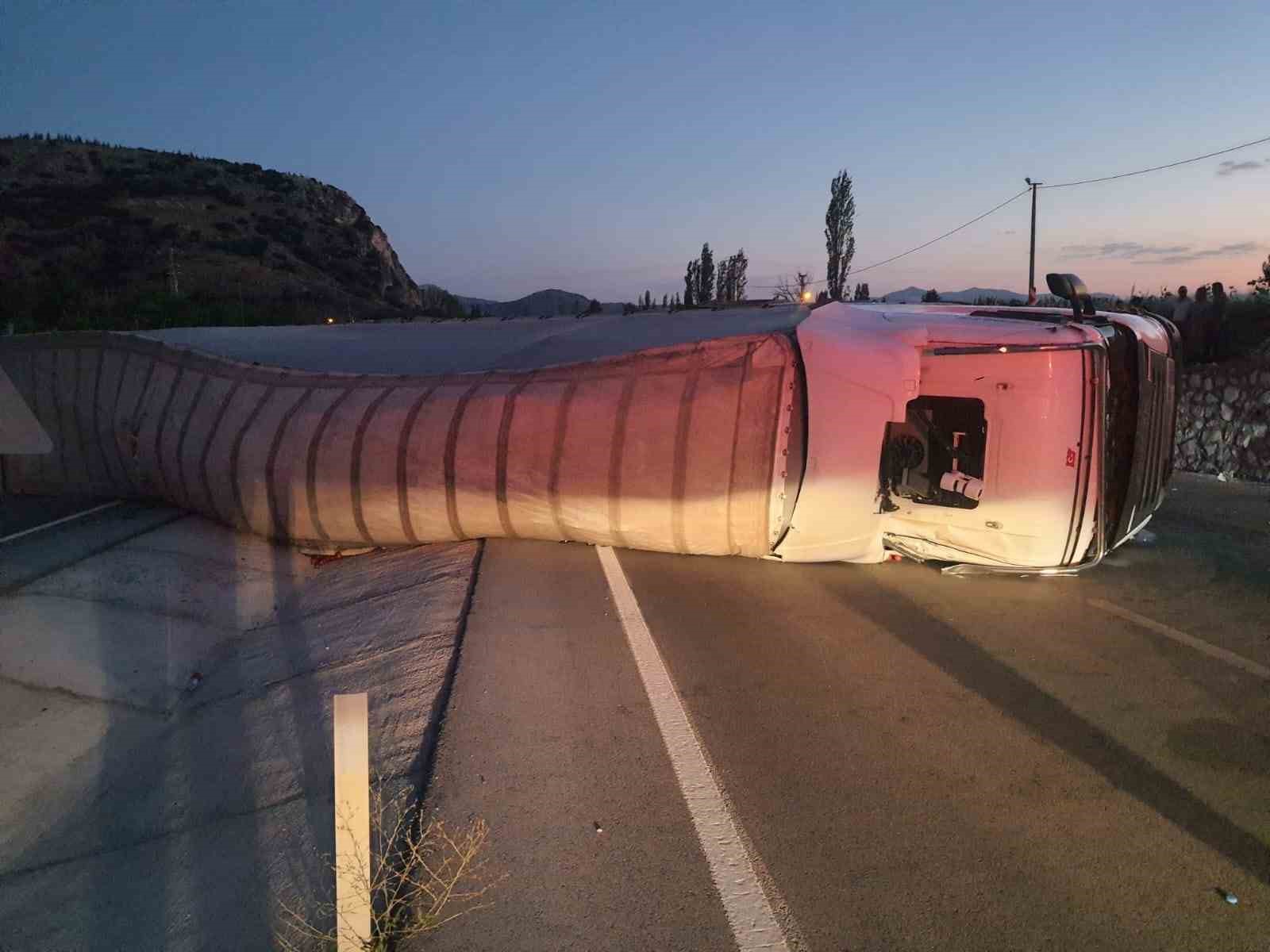 Burdur’da seyir halindeyken lastiği patlayan tır yan yattı: 1 yaralı
