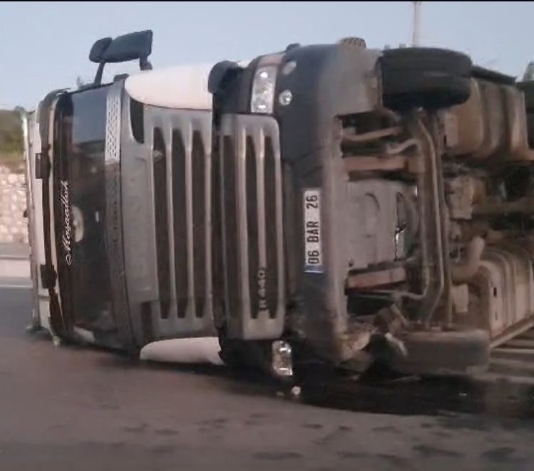 Burdur’da seyir halindeyken lastiği patlayan tır yan yattı: 1 yaralı
