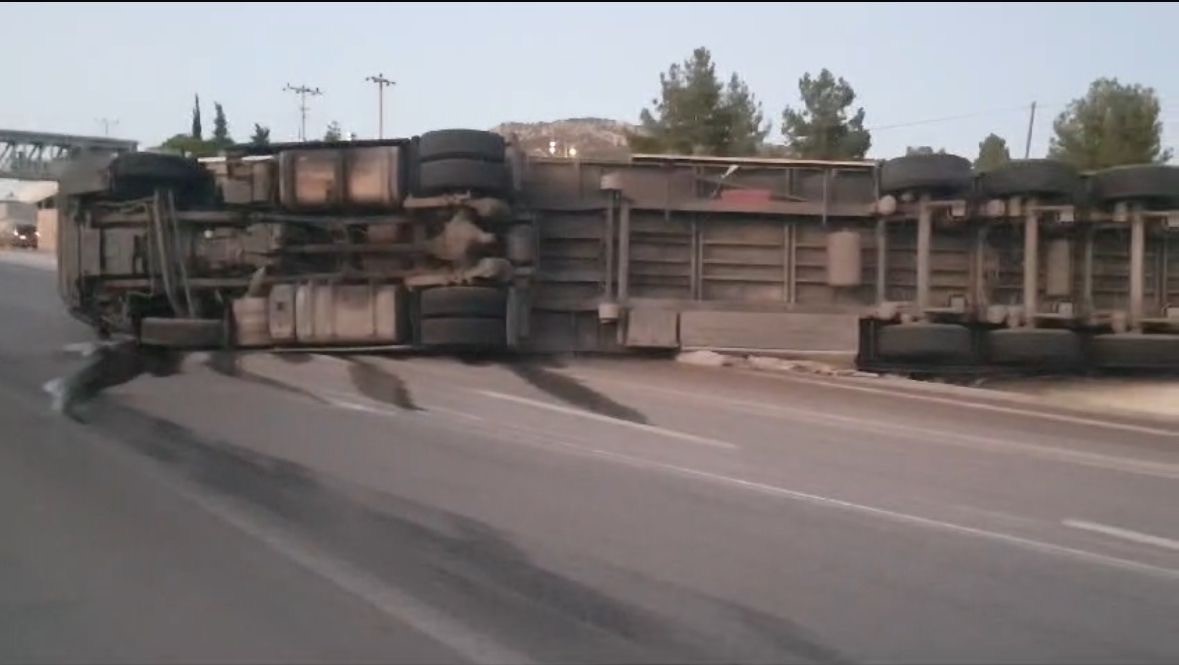 Burdur’da seyir halindeyken lastiği patlayan tır yan yattı: 1 yaralı
