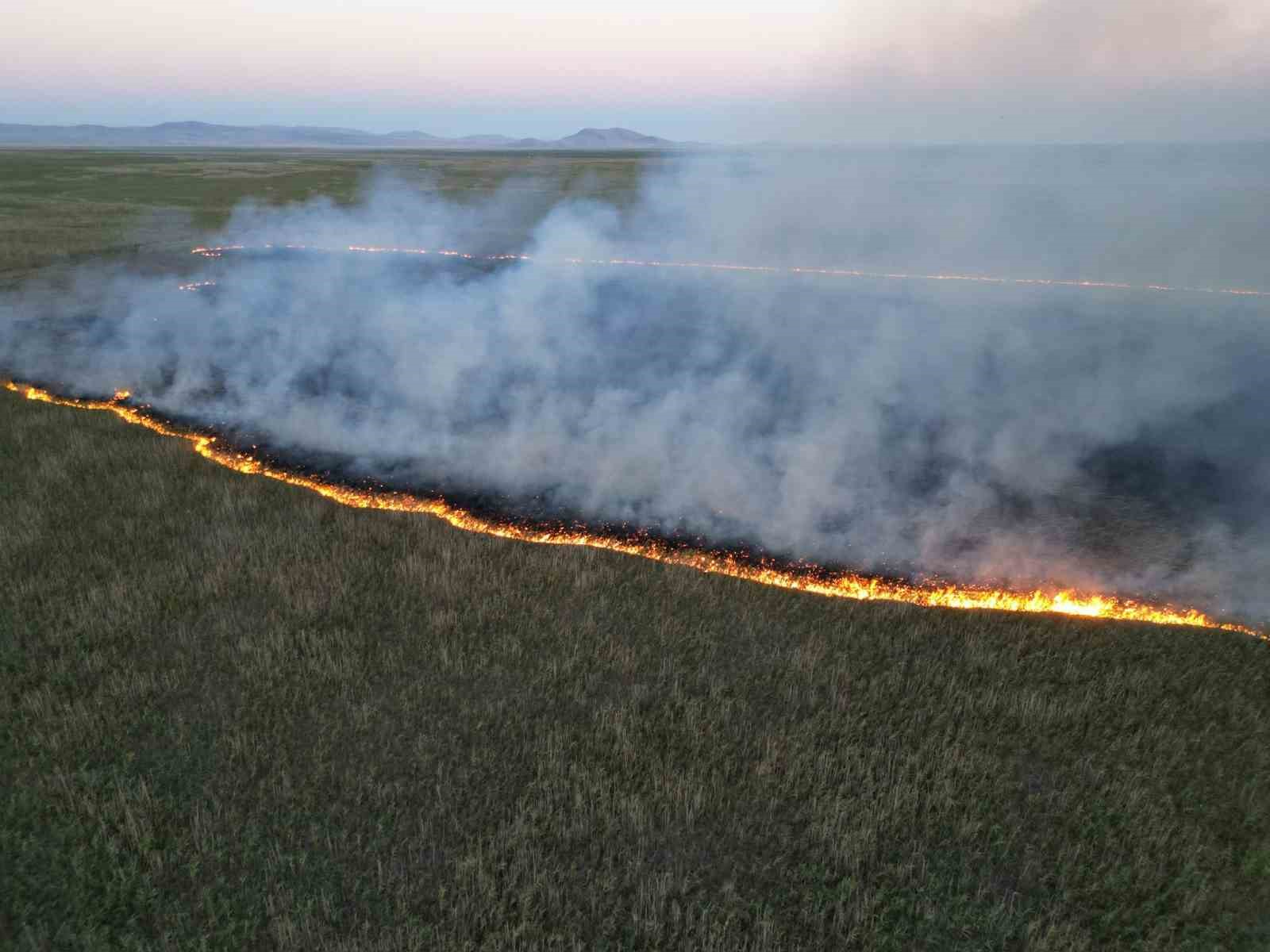 Eber Gölü’nde yangın: 9 dönüm alan zarar gördü
