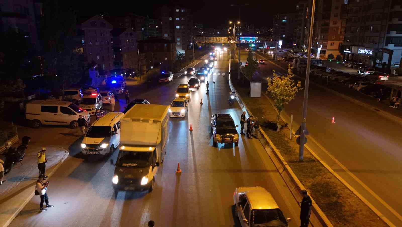 Kasksız sürücüden şaşırtan tepki: Ceza kesilince gülme krizine girdi
