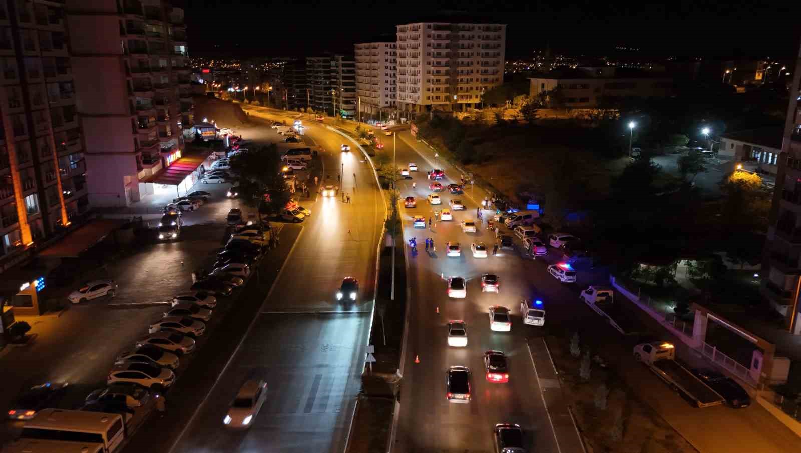 Kasksız sürücüden şaşırtan tepki: Ceza kesilince gülme krizine girdi
