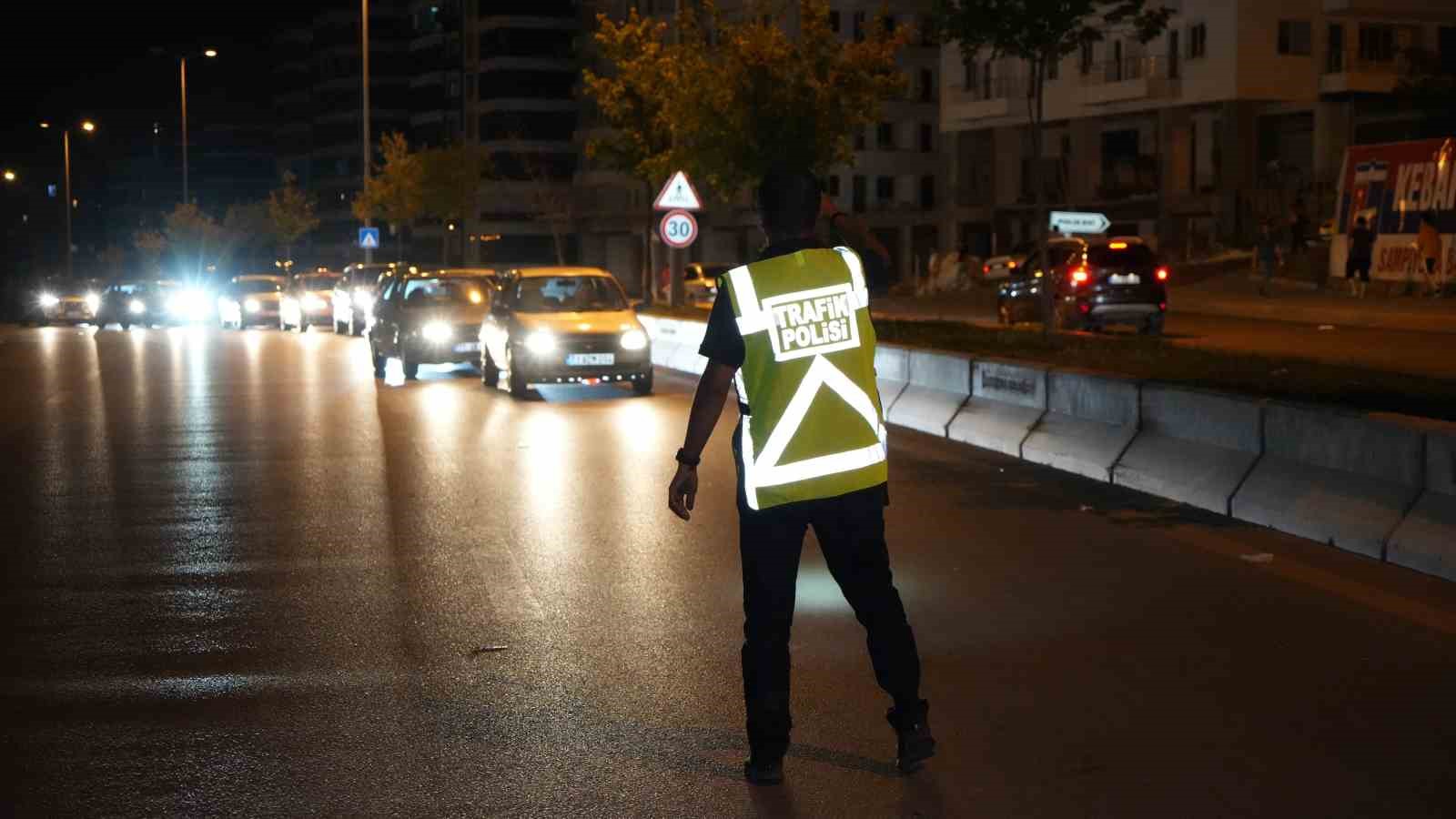 Kasksız sürücüden şaşırtan tepki: Ceza kesilince gülme krizine girdi
