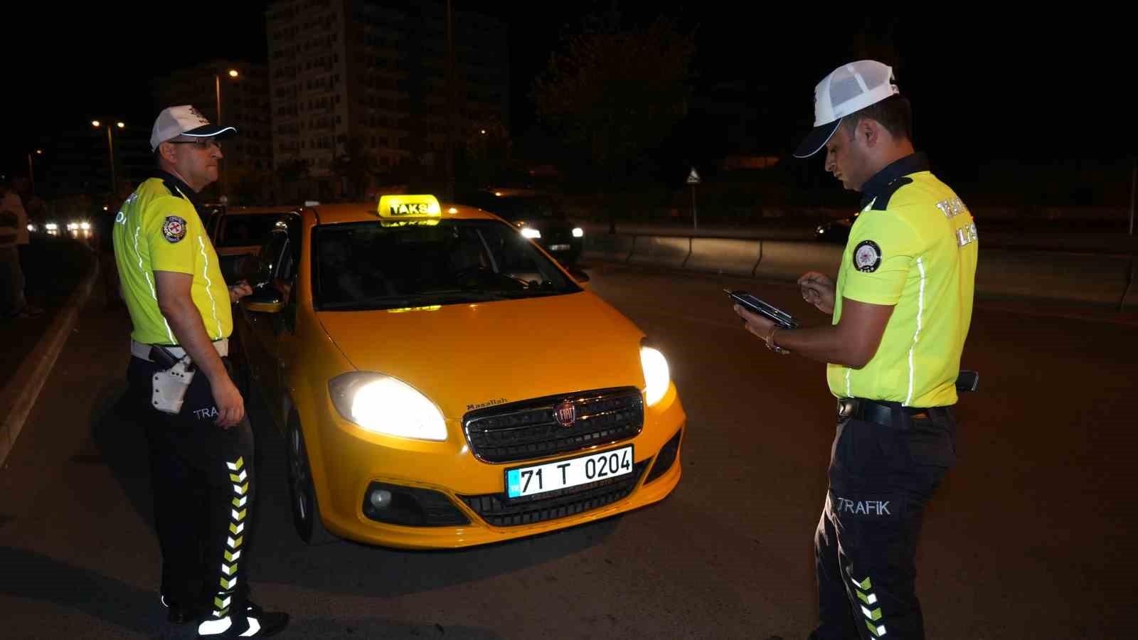 Kasksız sürücüden şaşırtan tepki: Ceza kesilince gülme krizine girdi
