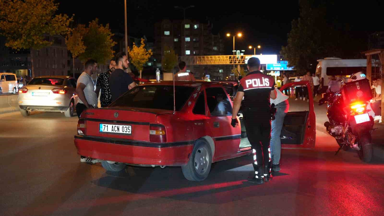 Kasksız sürücüden şaşırtan tepki: Ceza kesilince gülme krizine girdi
