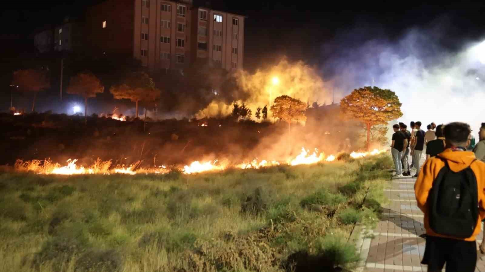 Aksaray’da geceyi aydınlatan alevler paniğe neden oldu
