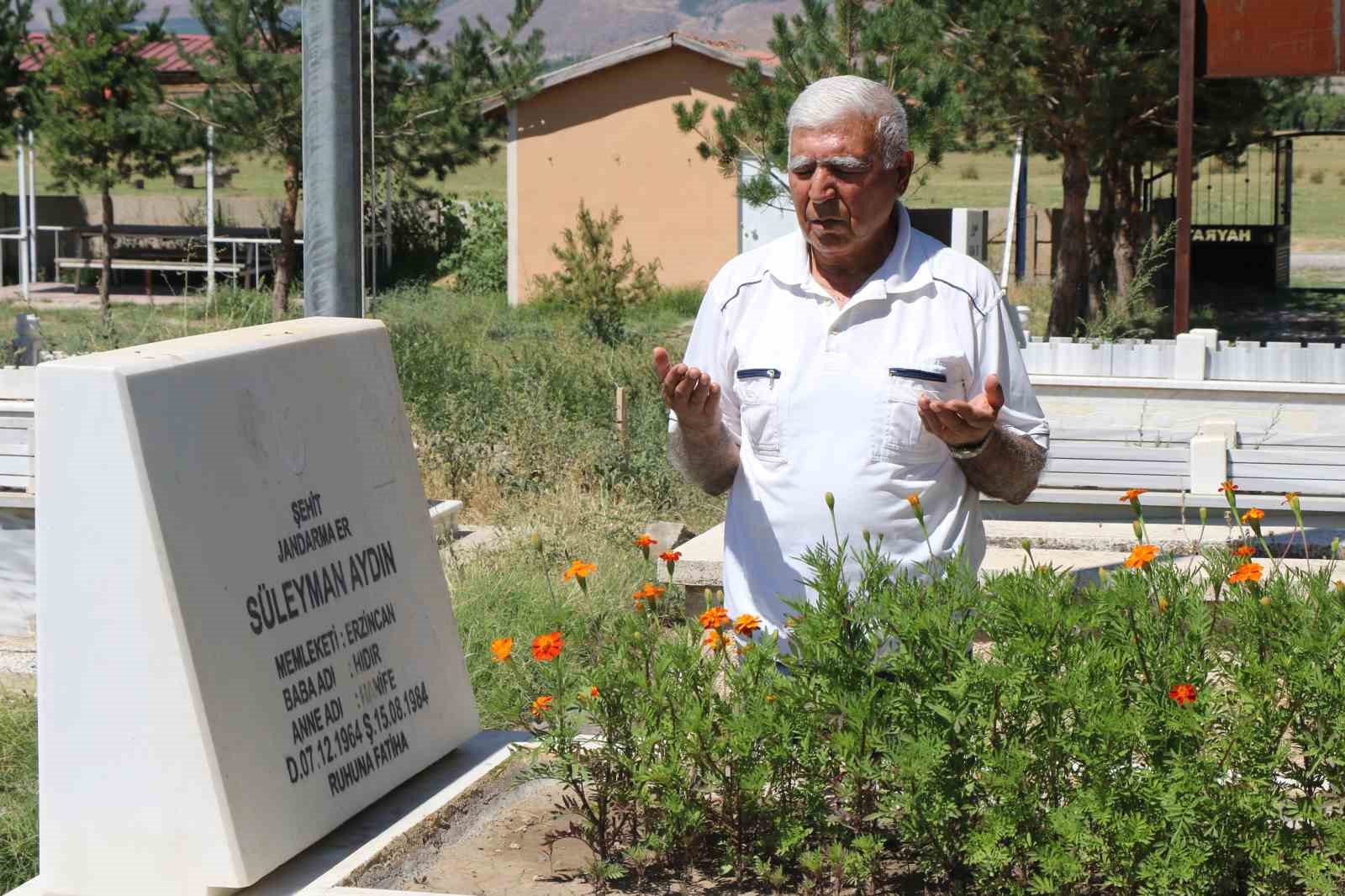 Teröre verilen ilk şehit Süleyman Aydın, kabri başında anıldı
