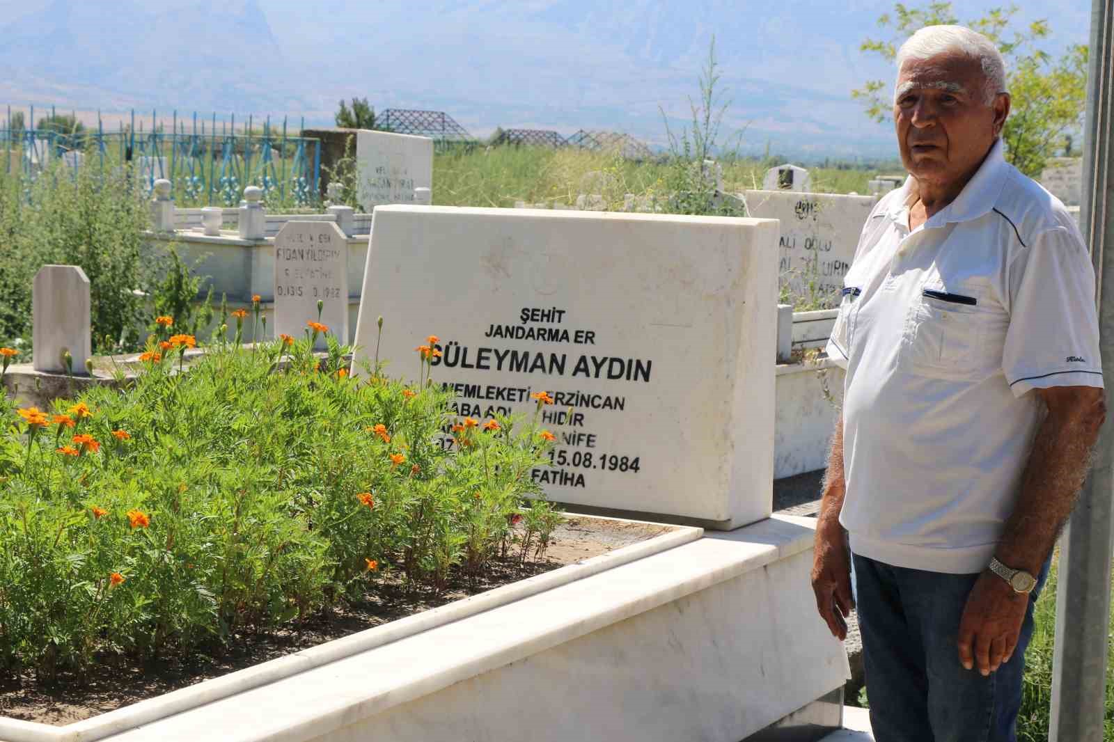 Teröre verilen ilk şehit Süleyman Aydın, kabri başında anıldı
