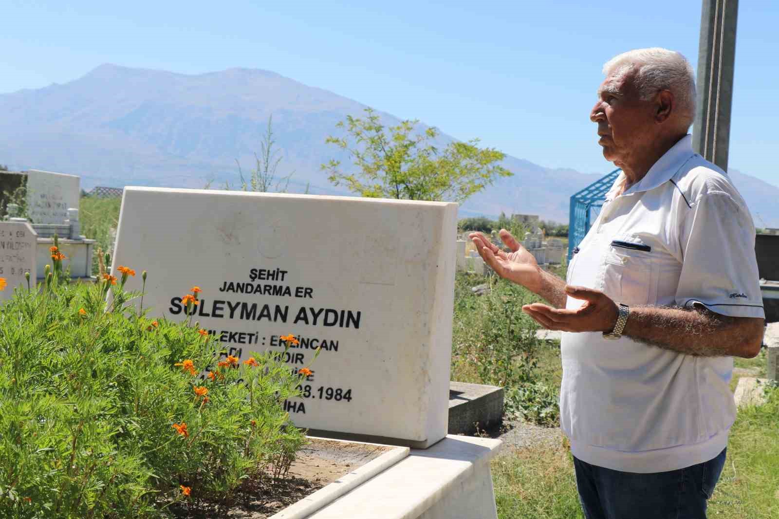 Teröre verilen ilk şehit Süleyman Aydın, kabri başında anıldı
