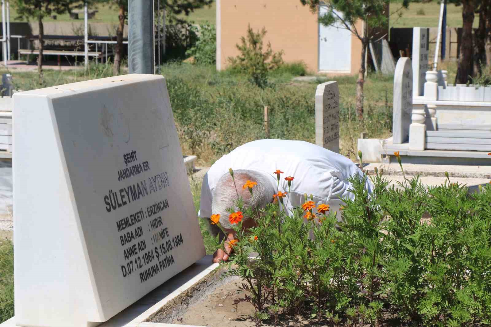 Teröre verilen ilk şehit Süleyman Aydın, kabri başında anıldı
