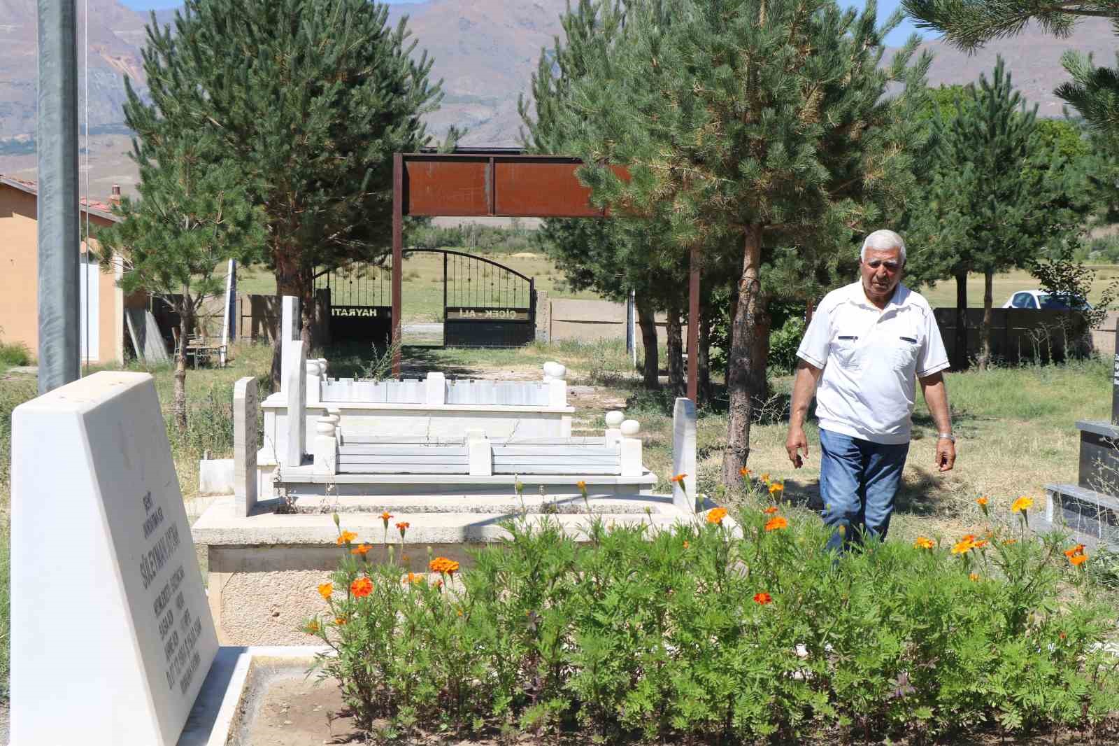 Teröre verilen ilk şehit Süleyman Aydın, kabri başında anıldı
