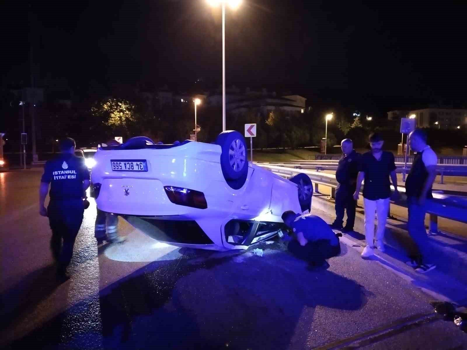 Ümraniye’de kontrolden çıkan otomobil takla attı: 2 yaralı
