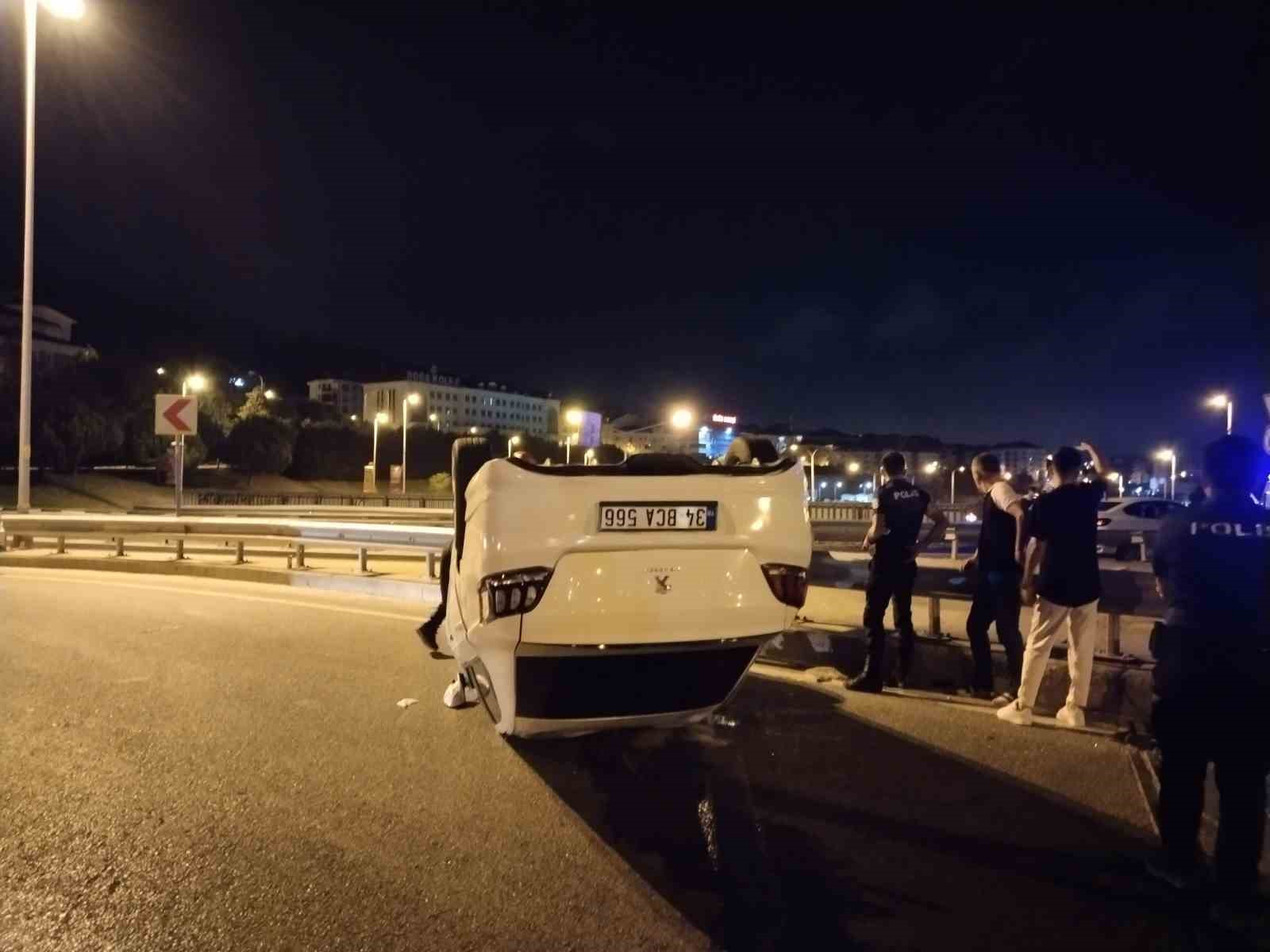 Ümraniye’de kontrolden çıkan otomobil takla attı: 2 yaralı
