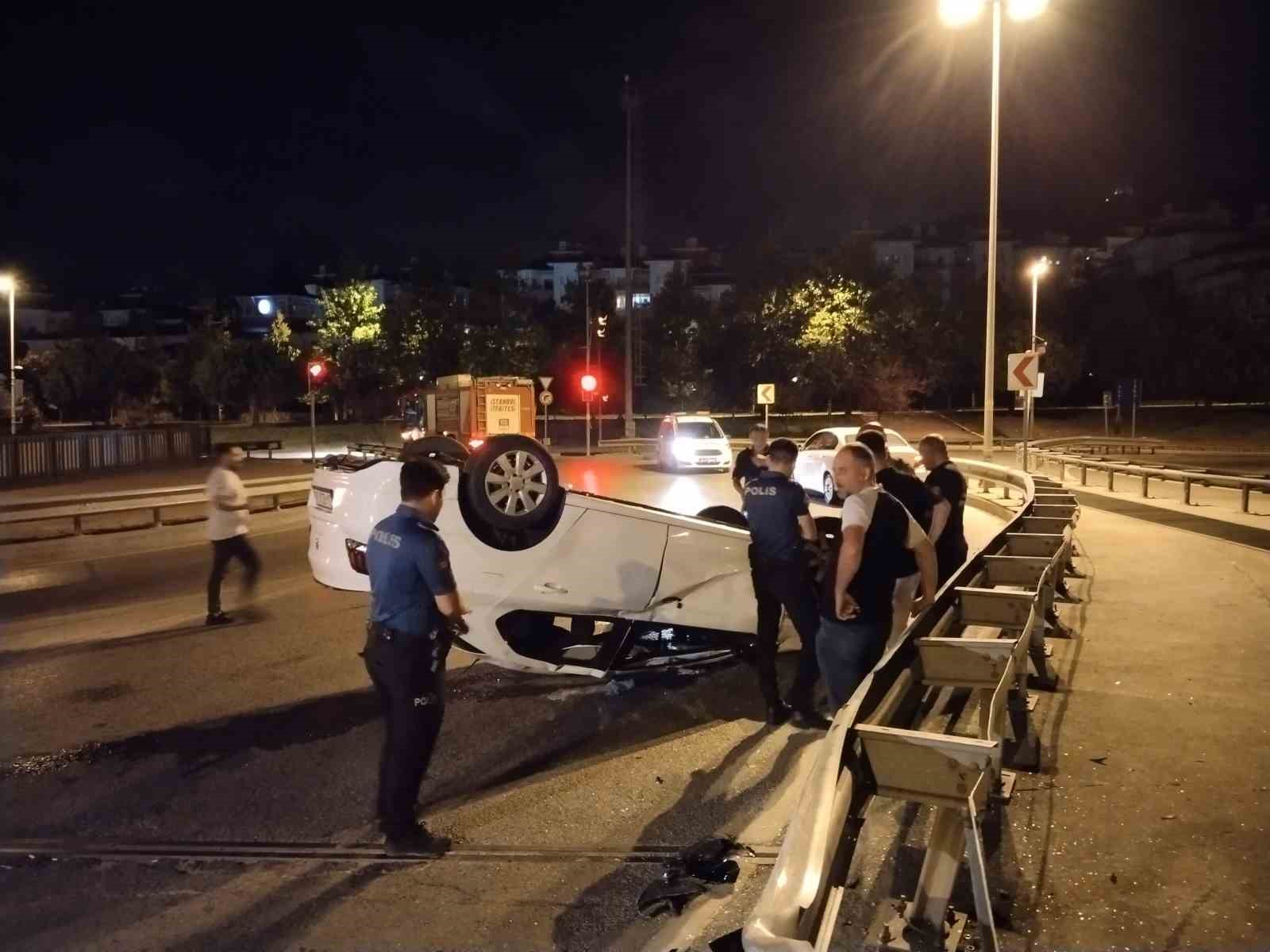 Ümraniye’de kontrolden çıkan otomobil takla attı: 2 yaralı
