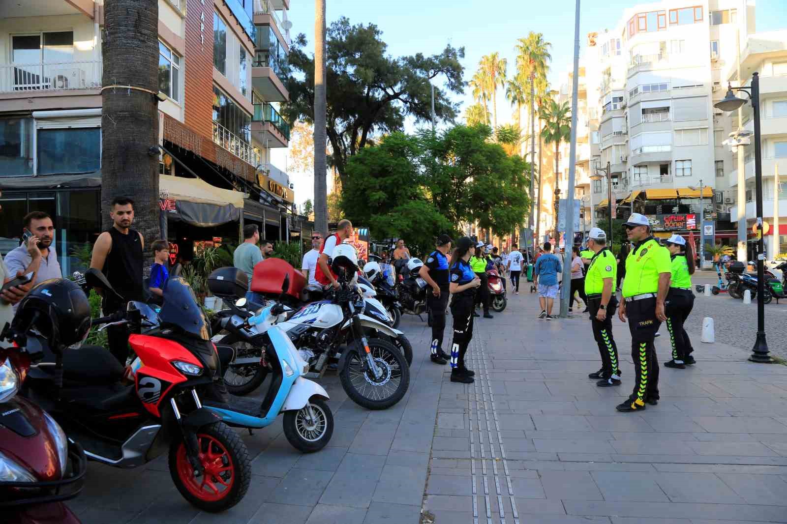 Trafik cezası yiyeceklerini düşünürken güvenli sürüş hakkında bilgi aldılar
