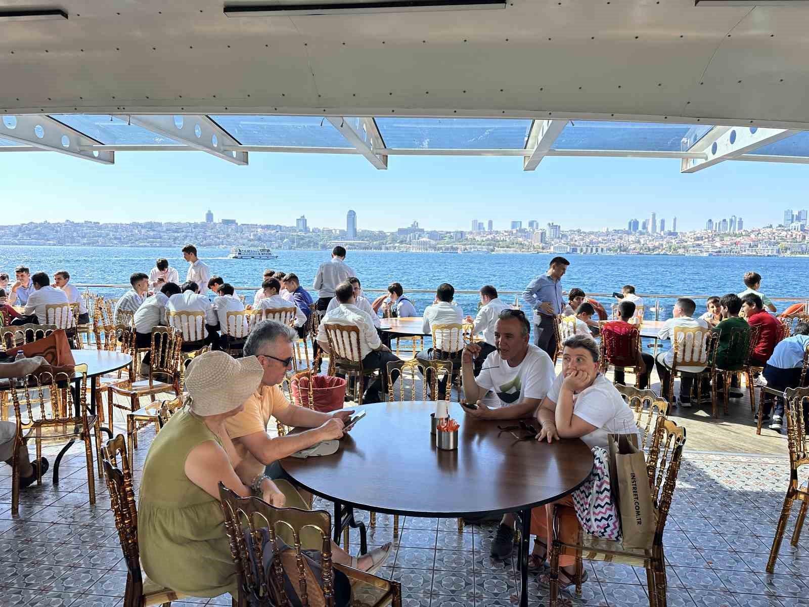 İstanbul’da öğrenci yurtlarında ücretsiz kalan emekliler boğaz turu yaptı
