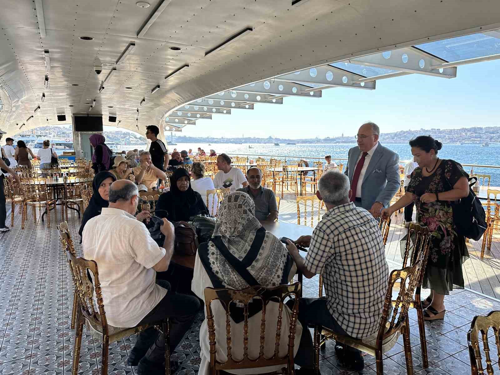 İstanbul’da öğrenci yurtlarında ücretsiz kalan emekliler boğaz turu yaptı
