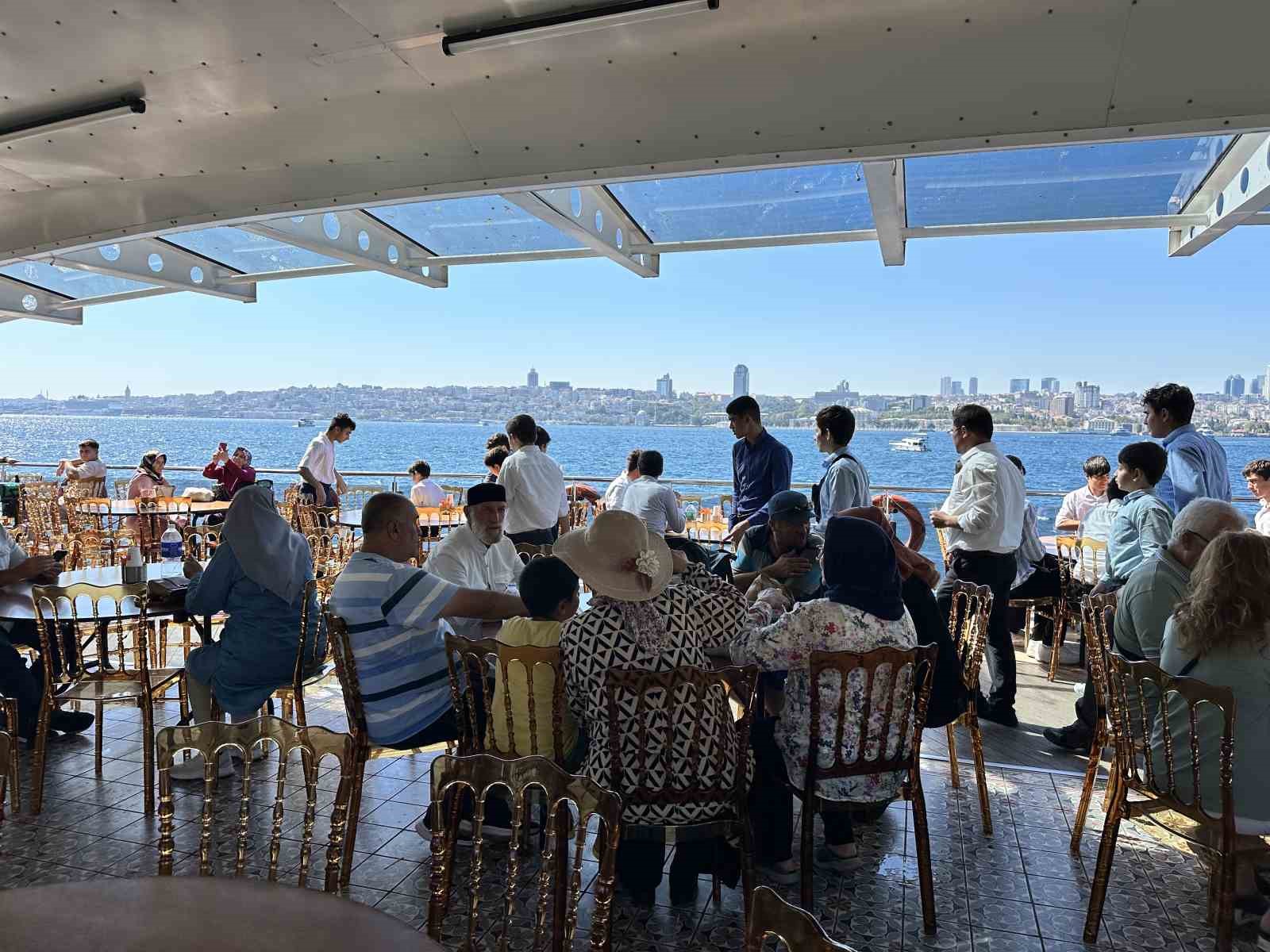 İstanbul’da öğrenci yurtlarında ücretsiz kalan emekliler boğaz turu yaptı
