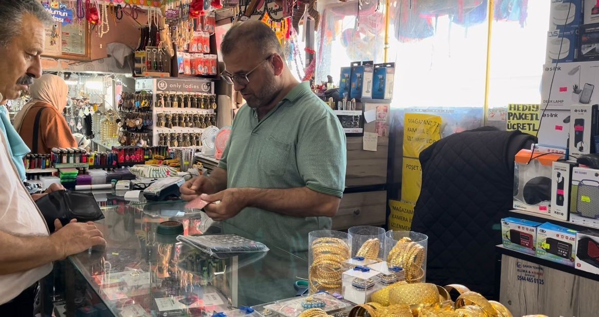 (Özel) Böyle hırsızlık görülmedi... Ne bulduysa bavula koydu, çaldı gitti
