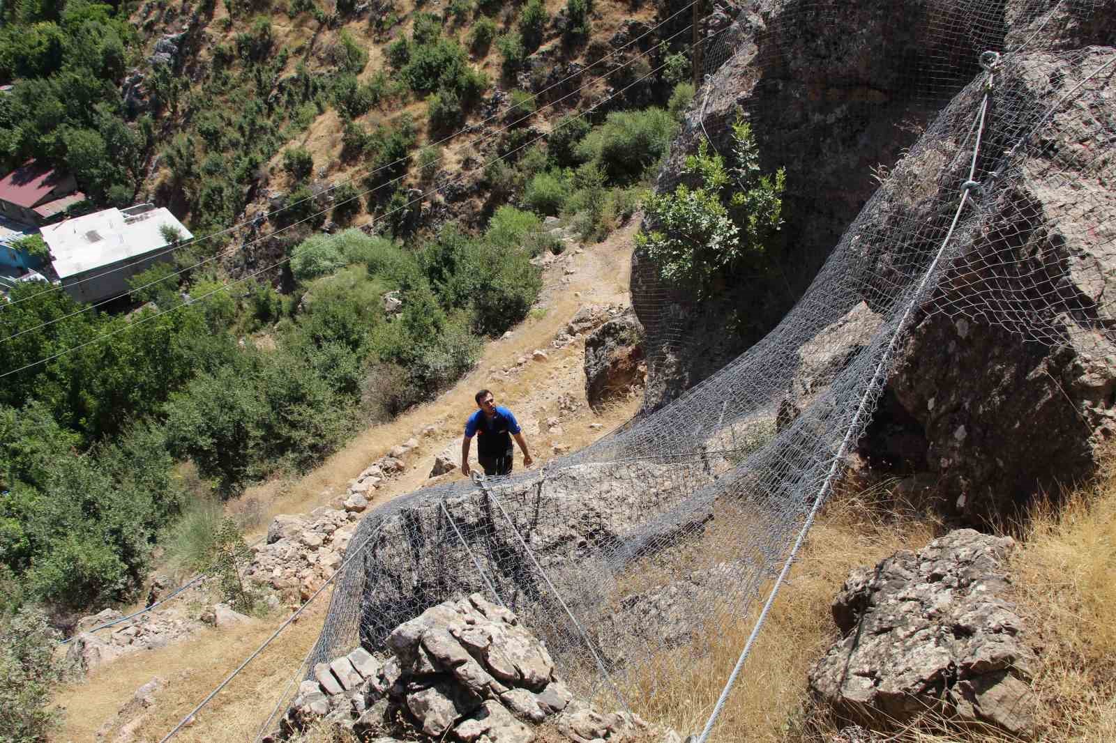 Şırnak’ta dev kayalar halatla bağlandı
