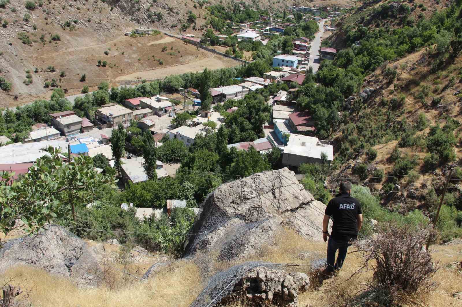 Şırnak’ta dev kayalar halatla bağlandı
