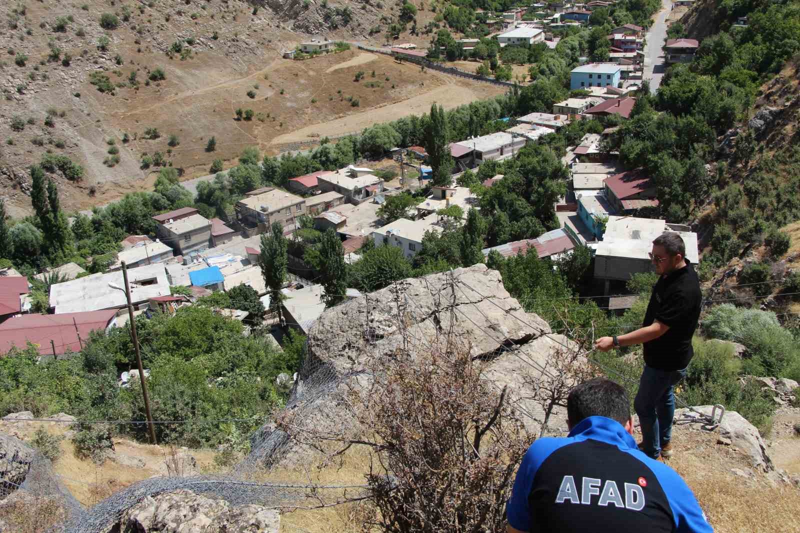 Şırnak’ta dev kayalar halatla bağlandı
