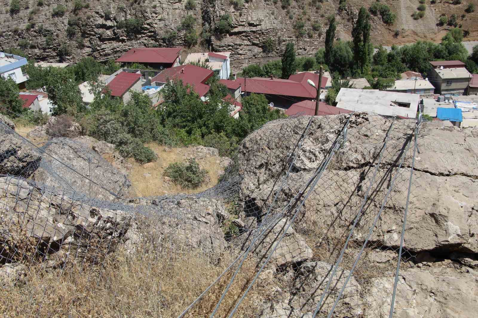 Şırnak’ta dev kayalar halatla bağlandı
