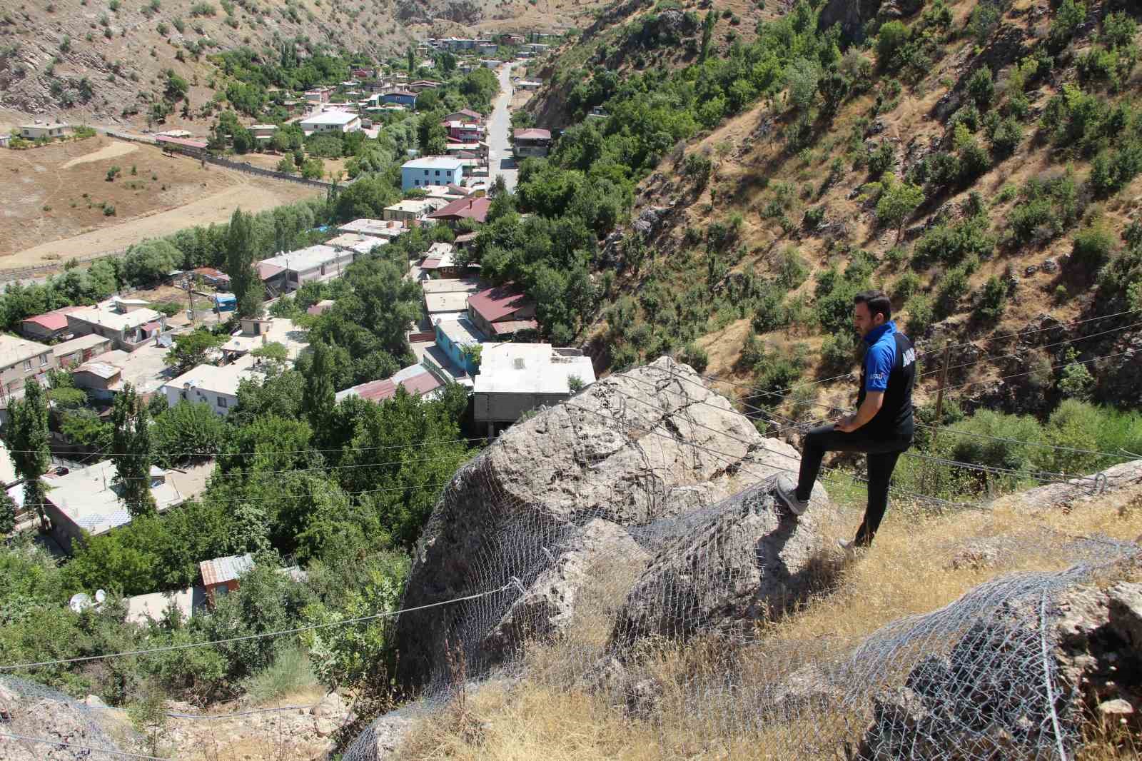 Şırnak’ta dev kayalar halatla bağlandı
