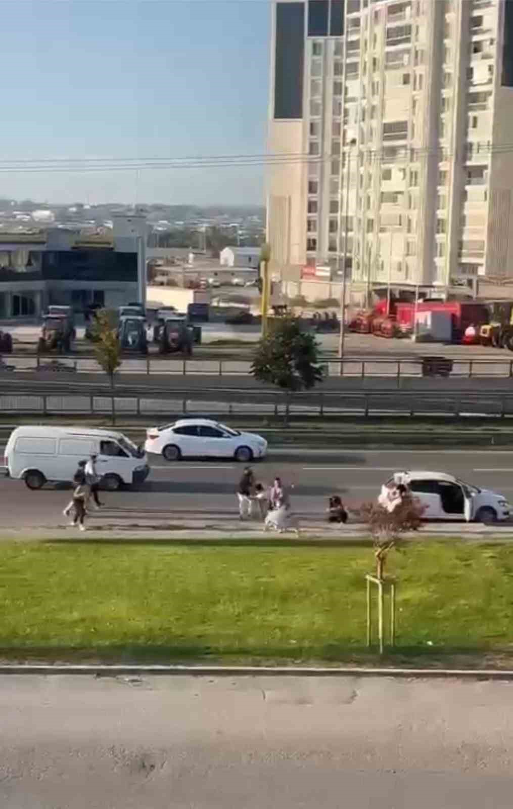 Bursa’da yol ortasında birbirlerine acımasızca vurdular
