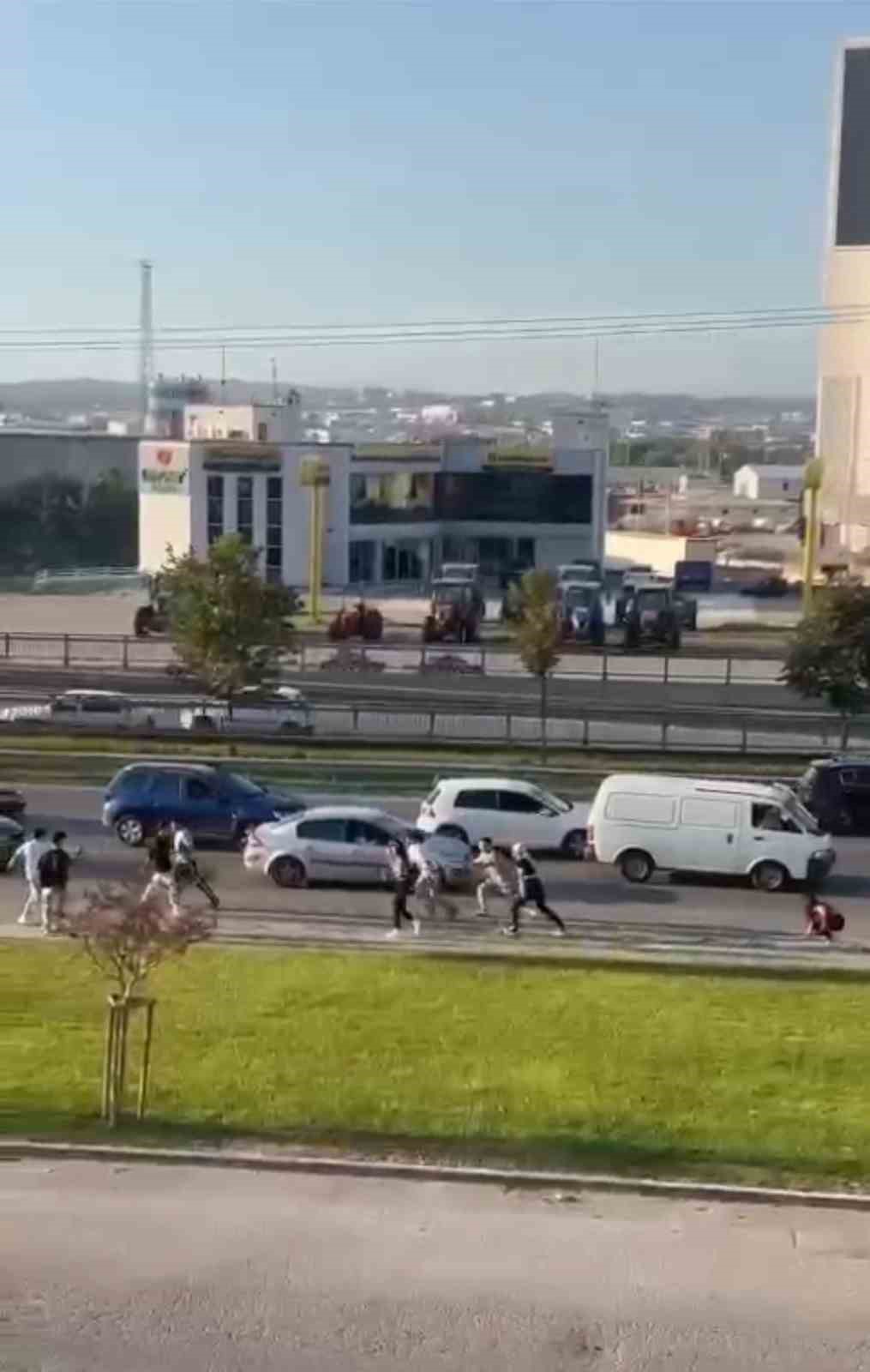 Bursa’da yol ortasında birbirlerine acımasızca vurdular
