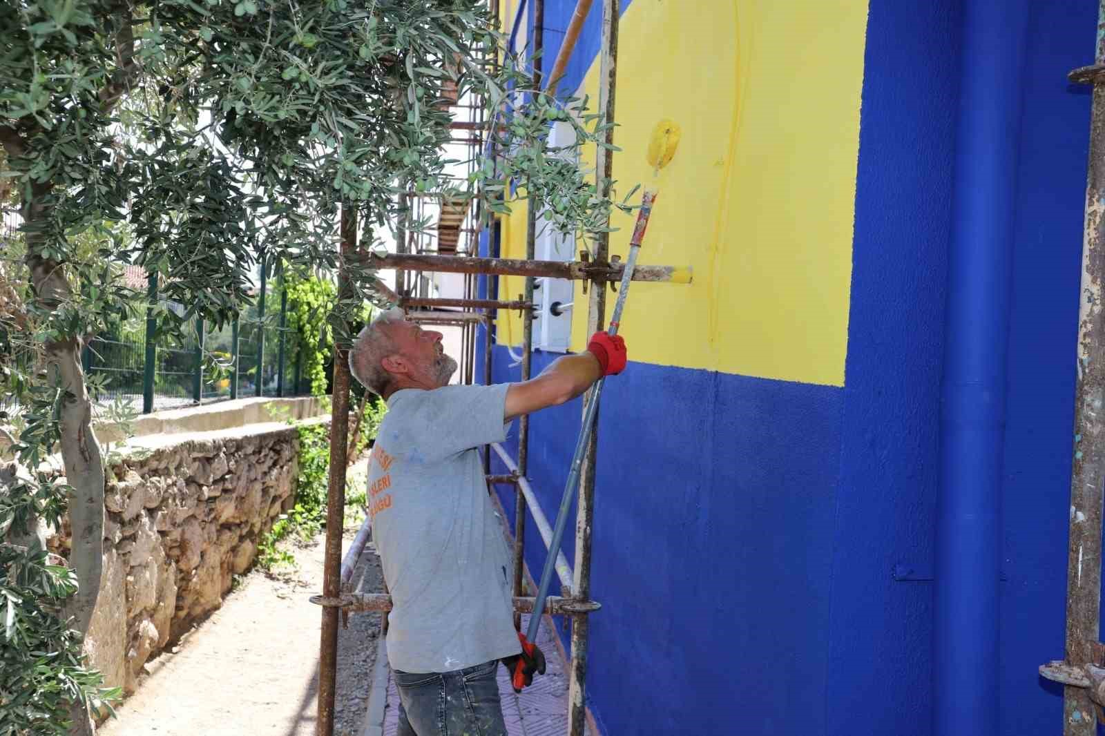 Manisa’da miniklere sarı lacivert destek
