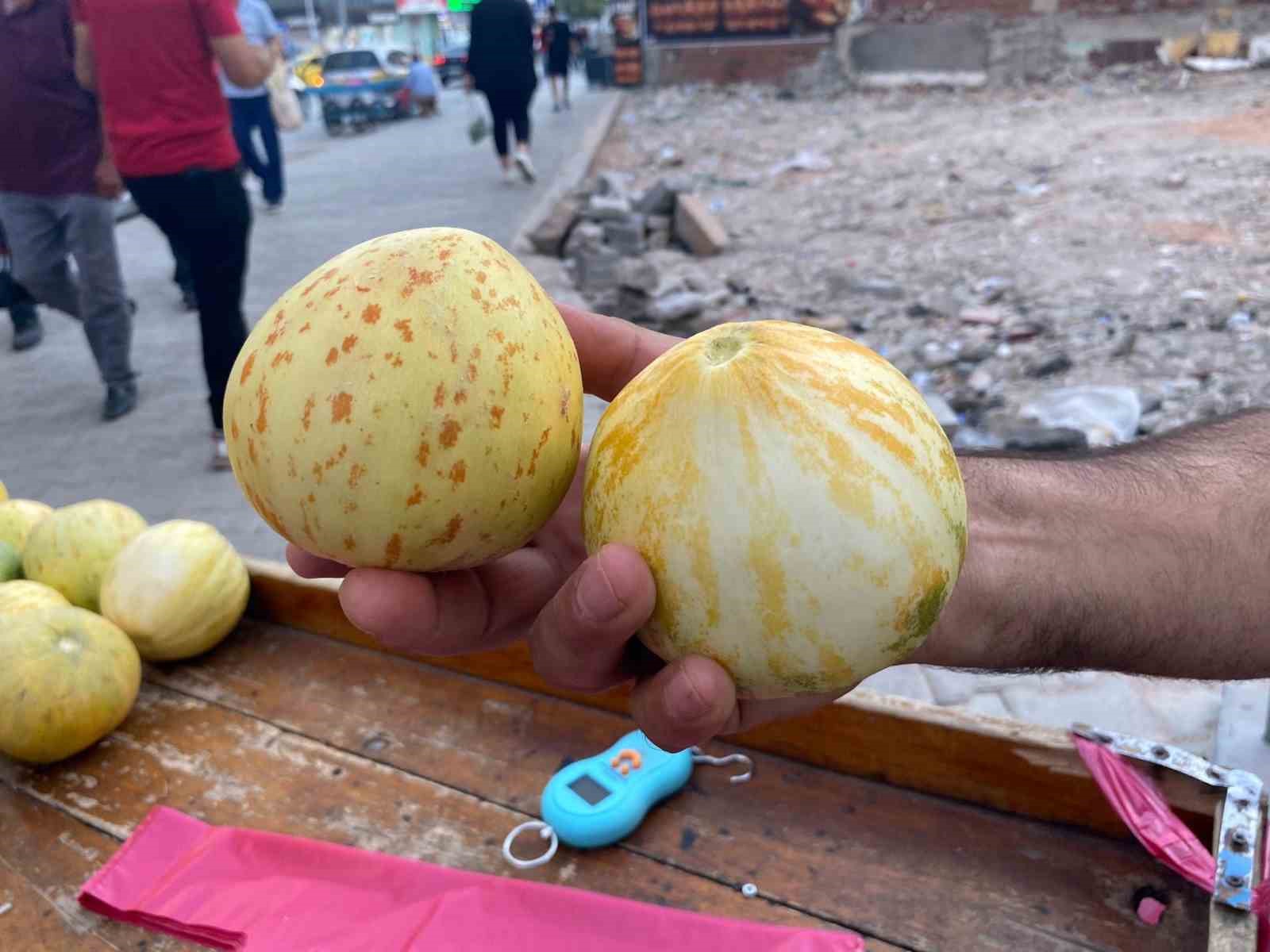 Elazığ’da susuz yetişen Kultik kavunu tezgahlarda
