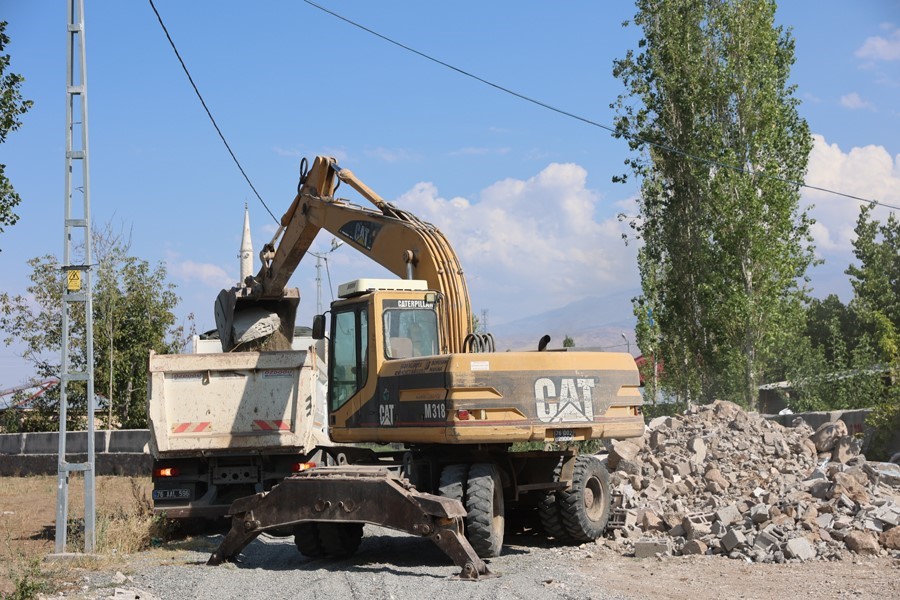 Iğdır’da metruk binaların yıkımına devam ediliyor
