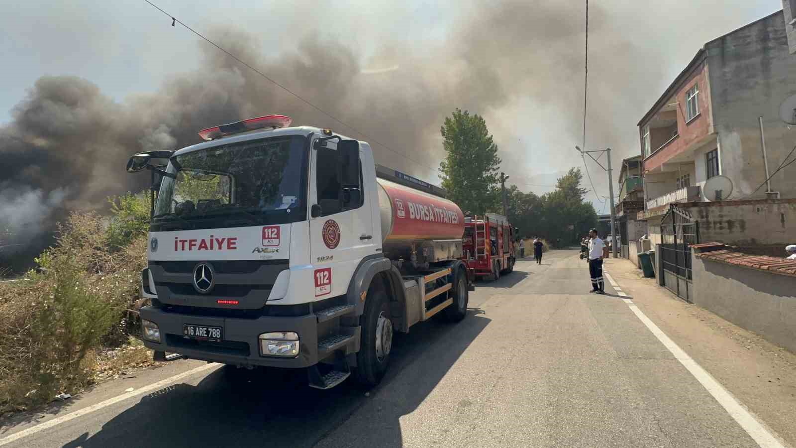 Bursa’da korkutan yangın : Odun depoları tehlike altında
