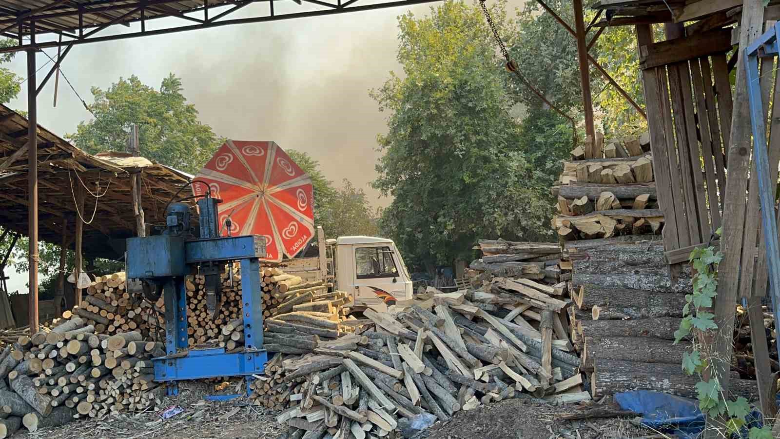 Bursa’da korkutan yangın : Odun depoları tehlike altında
