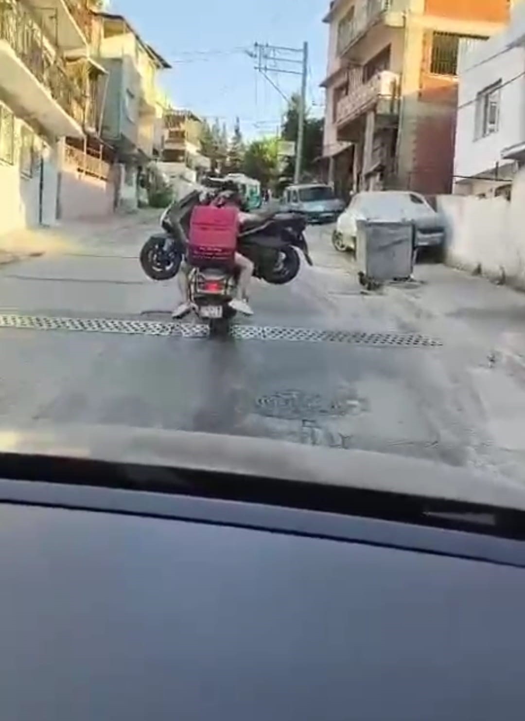 İzmir’de ilginç görüntü: Motosiklet üstünde motosiklet taşıdılar
