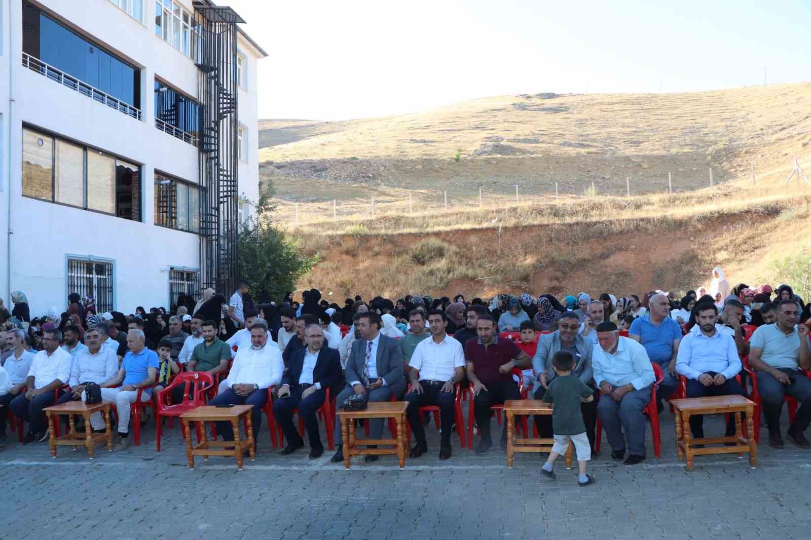 Elazığ’da hafızlığı tamamlayan öğrencelere icazet ve taç takma töreni düzenlendi
