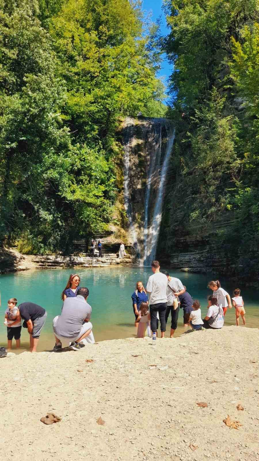 Erfelek Tatlıca Şelaleleri’ne ziyaretçi akını
