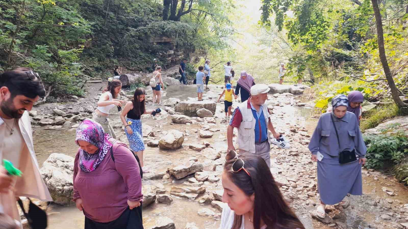 Erfelek Tatlıca Şelaleleri’ne ziyaretçi akını
