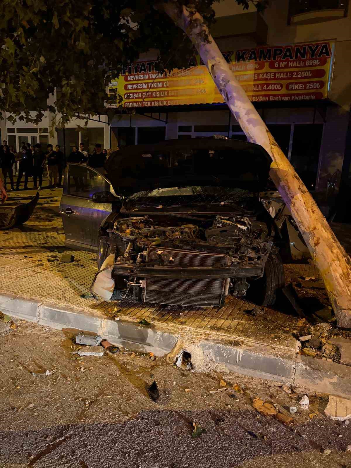 Çorum’da ağaca çarpan otomobilde bulunan 2 kişi can verdi
